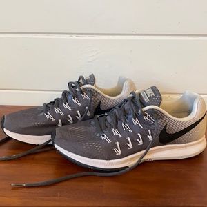 Women’s Nike zoom Pegasus 33 size 8